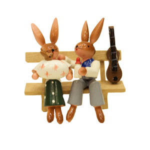 Hasenfamilie auf Bank mit Gitarre