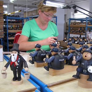 Produktion des Räuchermann Hummel-Hummel